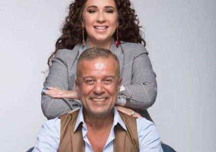 "فركش".. شريف منير وابنته يحتفلان بانتهاء تصوير "أنا وبنتي"