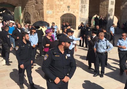 عشرات المستوطنين يقتحمون الاقصى بحماية شرطة الاحتلال