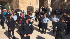 عشرات المستوطنين يقتحمون الاقصى بحماية شرطة الاحتلال