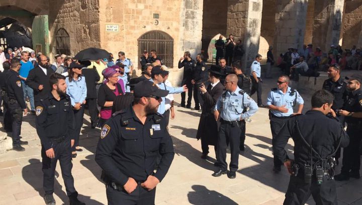 عشرات المستوطنين يقتحمون الاقصى بحماية شرطة الاحتلال