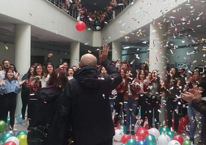 تركيا.. طلاب يحتلفون بشفاء أستاذهم من السرطان بطريقة مؤثرة