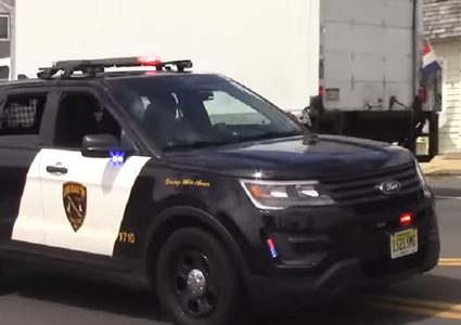 شرطية أمريكية تقتل مسلحا أشهر سلاحه في مكان عام