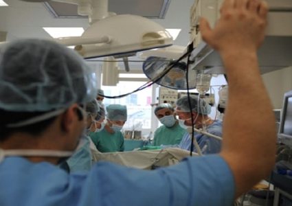 نجاح أول عملية في العالم لزراعة كبد ورئتين في آن واحد لطفل