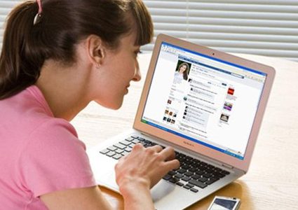 ماذا يحدث لجسمك نتيجة الجلوس لفترات أمام اللاب توب