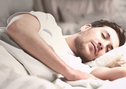 مراحل يمر بها الدماغ خلال النوم للحصول على الطاقة وتنشيط الذاكرة