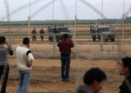 الاحتلال يطلق النار صوب شبان قرب السياج الحدودي