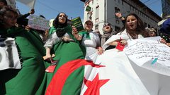 محتجون يطالبون برحيل "النظام" ومحاسبة "العصابة" في الجزائر