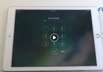 بالخطأ.. طفل يقفل "آيباد" والده الصحفي حتى 2067