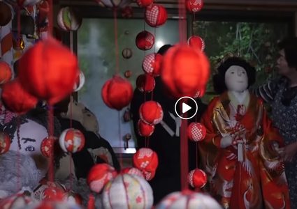 يابانية تُغرق قريتها بالدمى العملاقة