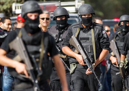 السلطات التونسية توقف "عملاء فرنسيين" قادمين بأسلحة من ليبيا