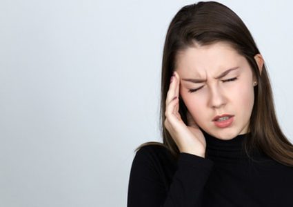 من الخبز إلى الطماطم.. أطعمة تحفز الصداع النصفي فتجنبها