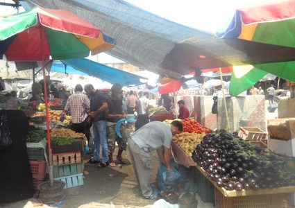 في غزة.. أسر متعففة تعيش على "برارة" السوق