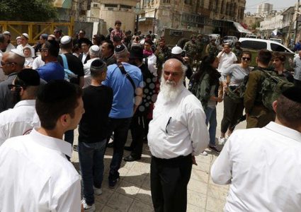 عشرات المستوطنين يقتحمون بلدة السموع لإقامة صلوات تلمودية