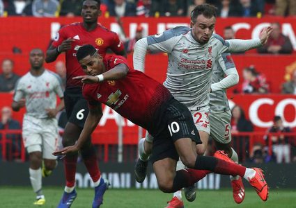 لأول مرة.. قلوب جماهير ليفربول مع مانشستر يونايتد