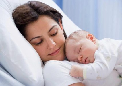 أم الصبي ماذا يميزها عن غيرها من الأمهات؟