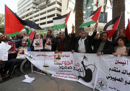 وقفة تضامنية مع الأسرى المضربين عن الطعام في نابلس