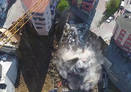شاهد.. لحظة انهيار مبنى من 4 طوابق في اسطنبول