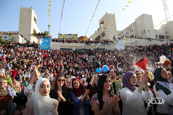 في احتفالات تخرجهم قالوا :"النجاح تجمعنا"