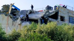 قوات الاحتلال تُفجر منزل عائلة الشهيد عمر أبو ليلى