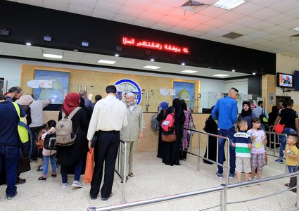 الاحتلال يمنع 14 مواطنًا من السفر عبر معبر الكرامة