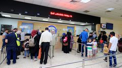 الاحتلال يمنع 14 مواطنًا من السفر عبر معبر الكرامة