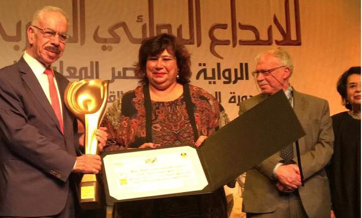 فوز الأديب يحيى يخلف بجائزة ملتقى الرواية العربية