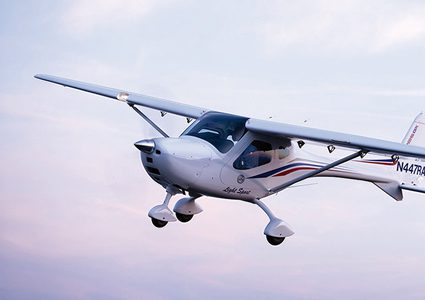 طيار يحصل على ثمرة موز من مغامر أثناء الطيران