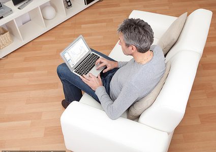 الجلوس لفترات طويلة أحد أسباب هشاشة العظام