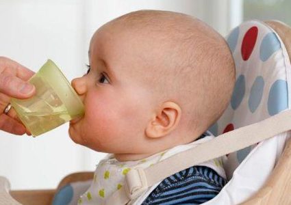 في الموجة الحارة ..كيف تحافظين علي صحة رضيعك