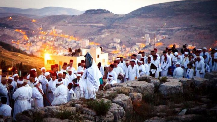 السامريون يؤدون حج الفسح على قمة "جرزيم"