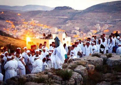 السامريون يؤدون حج الفسح على قمة "جرزيم"