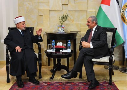 اشتية: المقدسيون خط الدفاع الأول عن الأمة