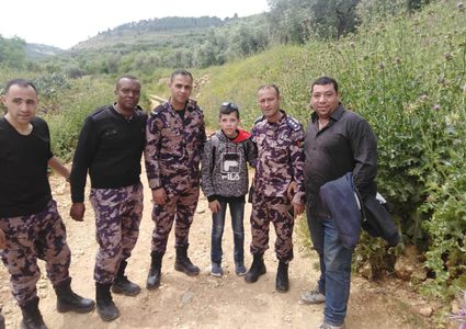 الدفاع المدني ينقذ طفلا تاه في برية عين قينيا