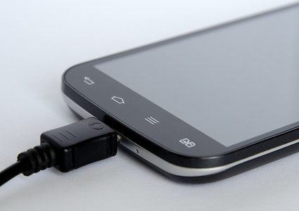 أحذروا من شحن بطارية الهاتف بشكل كامل!