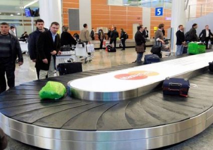 لأول مرة.. عاشقان يقيمان حفل زفافهما في المطار