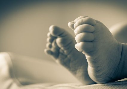 مصر.. عملية جراحية مذهلة لجنين في رحم أمه (فيديو)