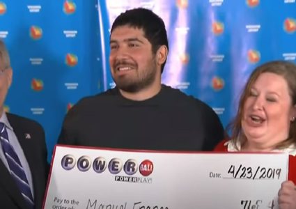 شاب يربح ثالث أضخم جائزة يانصيب في تاريخ الولايات المتحدة!