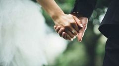 دراسة تكشف الزوجة التي تقصر العمر