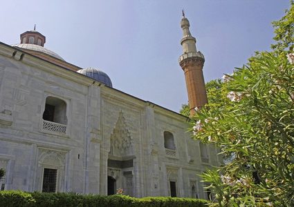 مؤذن تركي يُبهر السائحين بأدائه لأذان الصلوات الخمس