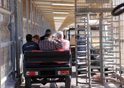 الاحتلال يعتقل مرافق مريضة أثناء عودته إلى غزة