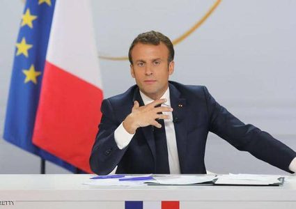 ماكرون يخضع للسترات الصفراء ويقدم تنازلا جديدا