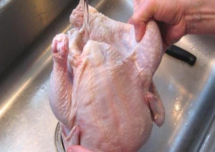 هل يجب غسل الدجاج النيء قبل طهيه؟
