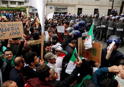 الآلاف يتظاهرون في العاصمة الجزائرية