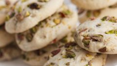 كوكيز بالفستق الحلبي وماء الورد