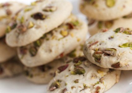 كوكيز بالفستق الحلبي وماء الورد