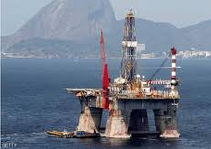 أسعار النفط تتراجع بعد ملامسة 75 دولارا