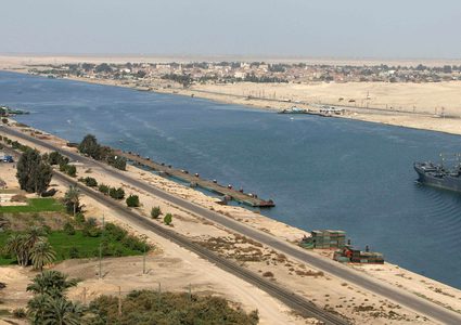 كيف يتم احتساب رسوم عبور السفن في قناة السويس؟