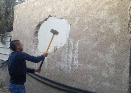 عائلة مقدسية تشرع بهدم منزلها بضغط من الاحتلال