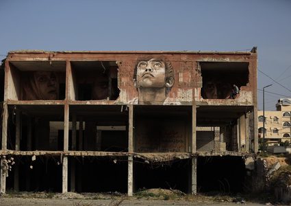 "حلم بين الركام" رسام من غزة يعيد الحياة لمبنى دمره الاحتلال