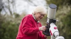 جدة تكسب مسابقة "ناسا"بعد التقاطها صورة للنجوم من حديقتها الخلفية